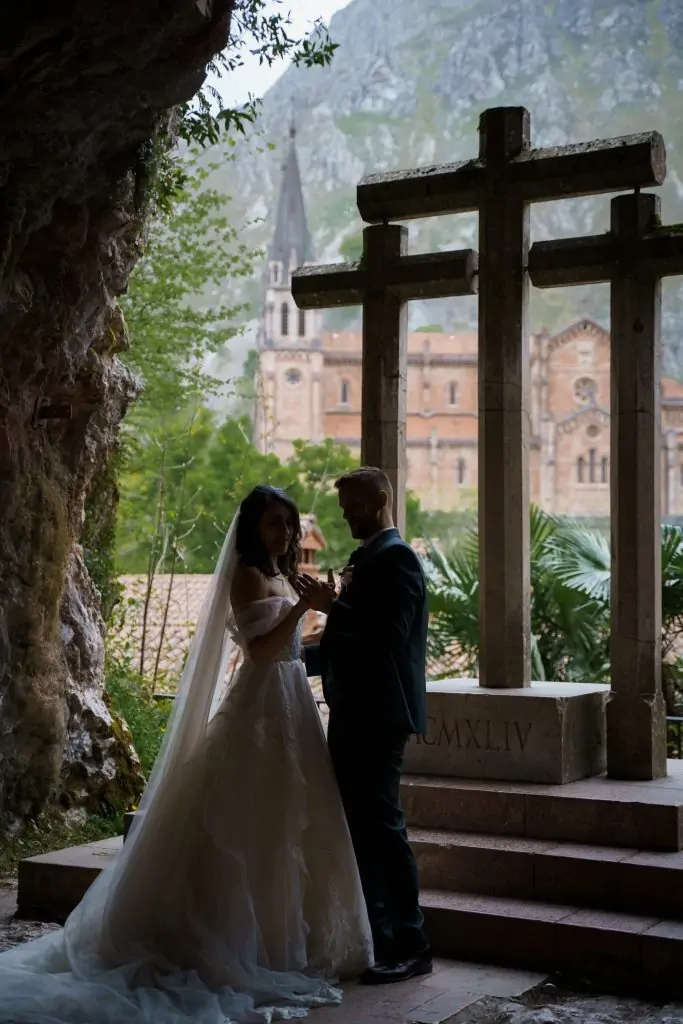 Pareja recien casada en Covadonga, Asturias